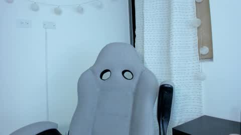 julia_strauns online show from January 2, 5:03 am