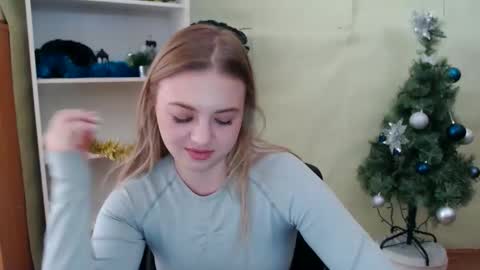 Snapshot of juliacrazy_ chatting on December 5, 9:33 am juliacrazy_ online show from December 5, 9:33 am