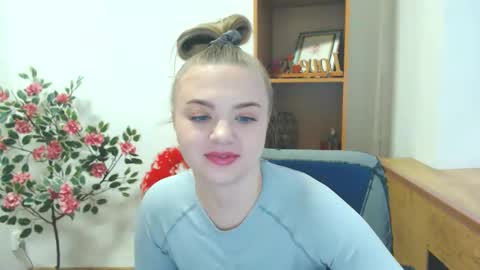 Snapshot of juliacrazy_ chatting on October 18, 6:17 am juliacrazy_ online show from October 18, 6:17 am
