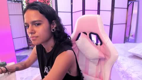 julianne_7 online show from March 3, 8:27 pm