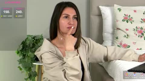 Julie online show from March 28, 2:40 pm