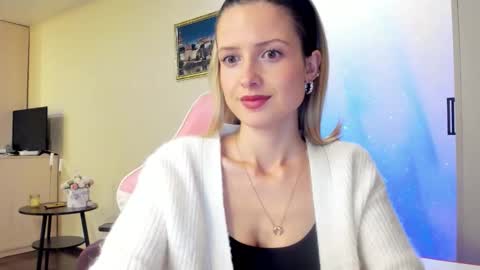 Snapshot of julie_flores chatting on October 19, 4:55 pm Julie online show from October 19, 4:55 pm
