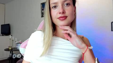 Snapshot of julie_flores chatting on September 29, 6:07 pm Julie online show from September 29, 6:07 pm