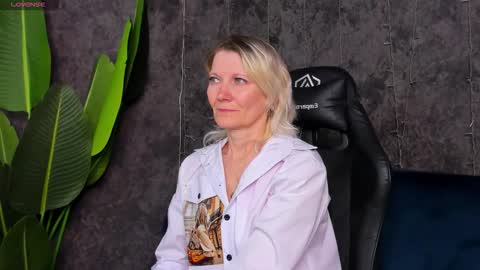 Julie Lucasss online show from February 2, 8:43 am