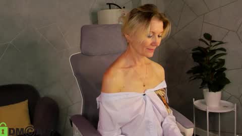 Julie Lucasss online show from March 18, 5:46 am