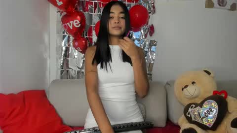 Snapshot of julieta_aguilar chatting on February 14, 8:48 pm Juli online show from February 14, 8:48 pm