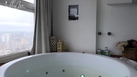 Snapshot of jully_lov chatting on December 4, 9:23 am Jully Lov  online show from December 4, 9:23 am