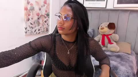 julsgomezz online show from April 6, 1:01 pm