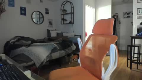 Junior Madison online show from November 9, 10:01 pm