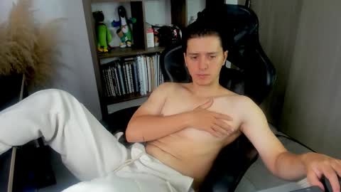 Snapshot of just_thatguy_ chatting on October 16, 12:49 pm know me online show from October 16, 12:49 pm