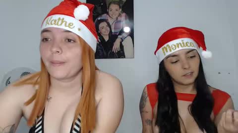 Snapshot of kammy_cami chatting on December 22, 3:44 am kammy y camila online show from December 22, 3:44 am