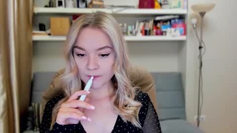 Snapshot of kara_smith_ chatting on October 17, 11:31 pm Kara. Off from 15th till 24th of December online show from October 17, 11:31 pm