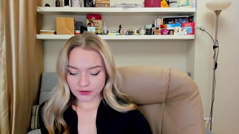 Snapshot of kara_smith_ chatting on December 8, 1:30 am Kara. Off from 15th till 24th of December online show from December 8, 1:30 am