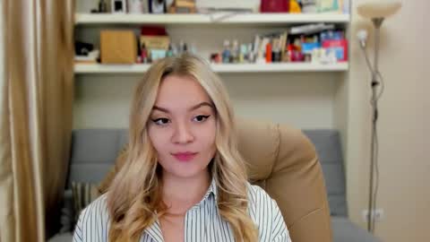 Snapshot of kara_smith_ chatting on October 13, 1:40 am Kara. Off from 15th till 24th of December online show from October 13, 1:40 am