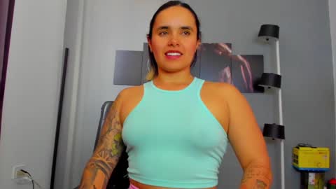 Snapshot of karlyjons_ chatting on January 20, 9:01 pm online show from January 20, 9:01 pm