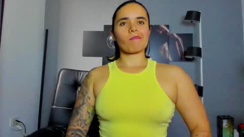 Snapshot of karlyjons_ chatting on December 27, 9:32 pm online show from December 27, 9:32 pm