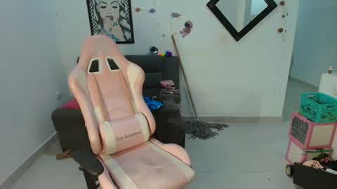 Snapshot of karol_naughty chatting on February 13, 3:18 am online show from February 13, 3:18 am