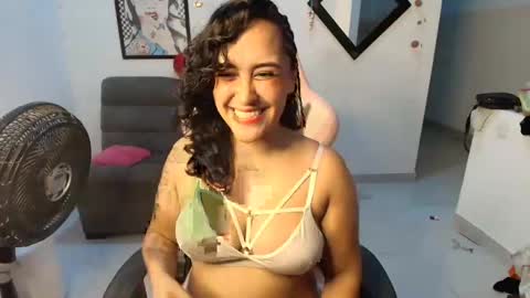 Snapshot of karol_naughty chatting on February 6, 2:33 am online show from February 6, 2:33 am