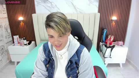 Snapshot of karolandluna chatting on February 17, 2:09 am Karol and Luna online show from February 17, 2:09 am