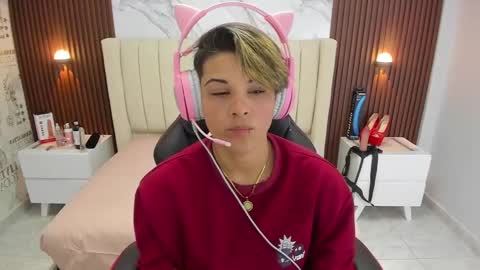 Snapshot of karolandluna chatting on February 25, 2:36 am Karol and Luna online show from February 25, 2:36 am