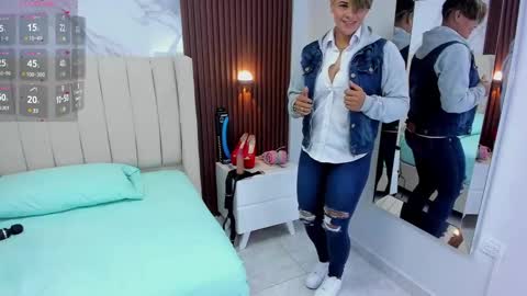 Snapshot of karolandluna chatting on February 27, 2:46 am Karol and Luna online show from February 27, 2:46 am