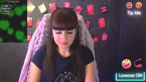 Snapshot of karolina_mia chatting on October 16, 5:51 am Caroline online show from October 16, 5:51 am
