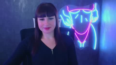 Snapshot of karolina_mia chatting on December 6, 9:49 am Caroline online show from December 6, 9:49 am