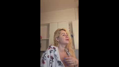 karolynesyera online show from December 5, 6:49 pm