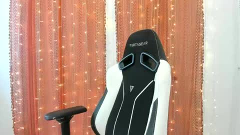 Kitty Kat online show from August 5, 6:38 pm