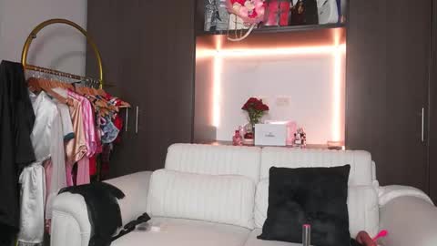 K A T L Y N  online show from January 13, 5:43 pm