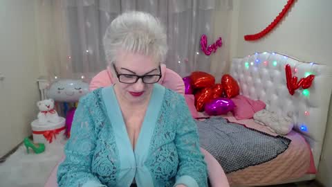 Snapshot of kaylesmoll chatting on February 8, 5:18 am kaylesmoll online show from February 8, 5:18 am
