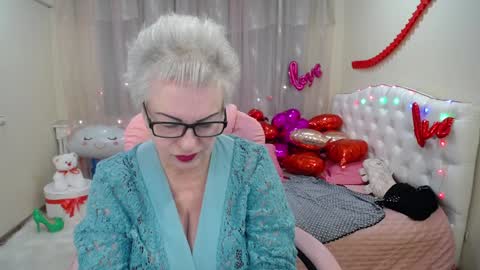Snapshot of kaylesmoll chatting on February 8, 7:16 pm kaylesmoll online show from February 8, 7:16 pm