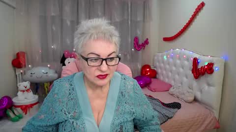 Snapshot of kaylesmoll chatting on February 13, 3:29 am kaylesmoll online show from February 13, 3:29 am