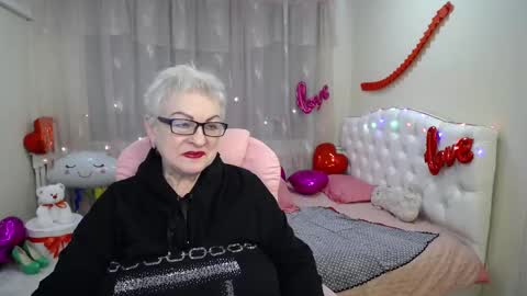 Snapshot of kaylesmoll chatting on February 12, 5:15 am kaylesmoll online show from February 12, 5:15 am