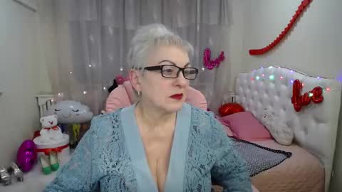 Snapshot of kaylesmoll chatting on March 8, 2:23 am kaylesmoll online show from March 8, 2:23 am