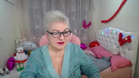 Snapshot of kaylesmoll chatting on March 7, 8:00 pm kaylesmoll online show from March 7, 8:00 pm