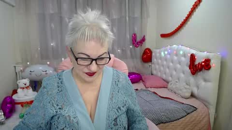 Snapshot of kaylesmoll chatting on February 22, 3:56 am kaylesmoll online show from February 22, 3:56 am