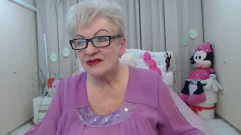 kaylesmoll online show from April 4, 6:59 pm