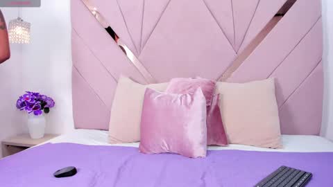 Snapshot of kaylin_jann chatting on September 15, 6:20 pm Kaylin Jann online show from September 15, 6:20 pm