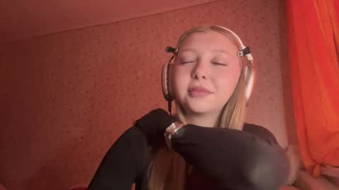 keeleyperugini online show from April 19, 11:33 am