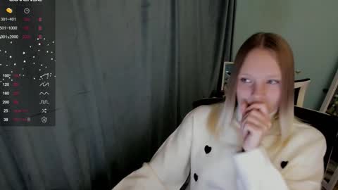 Snapshot of kelly_lly chatting on October 18, 6:50 am Kelly online show from October 18, 6:50 am