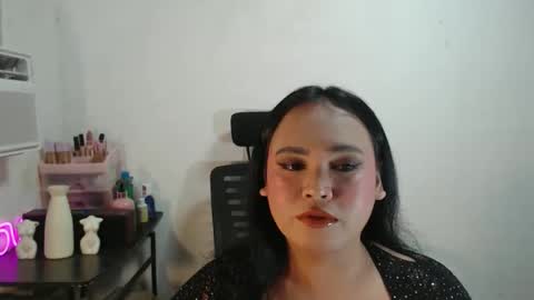 KELLY MCDOLEN online show from May 16, 2:49 pm