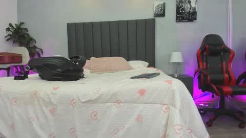 Kendra London online show from March 23, 11:15 am