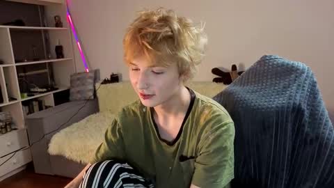 Snapshot of kessy_white chatting on September 12, 6:54 pm Kessy online show from September 12, 6:54 pm