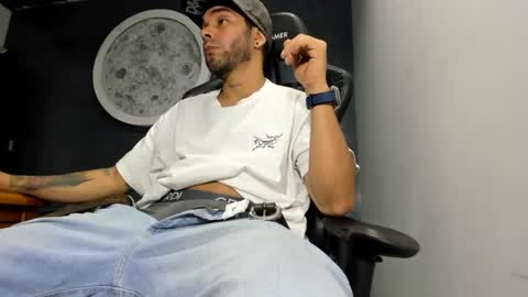 Snapshot of kevin_bronx chatting on January 30, 11:34 pm Kevin online show from January 30, 11:34 pm