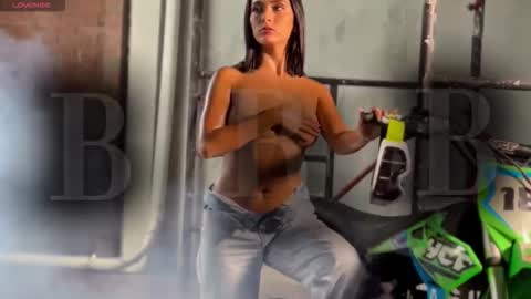 Khloe online show from January 9, 5:40 pm