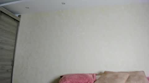 Snapshot of kiana_cream chatting on October 9, 11:37 am N M online show from October 9, 11:37 am
