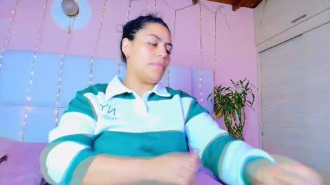 Snapshot of kiana_cream chatting on February 14, 11:31 am N M online show from February 14, 11:31 am