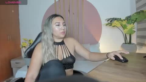 Snapshot of kiara_mirren chatting on October 19, 2:16 am K I A R A  online show from October 19, 2:16 am