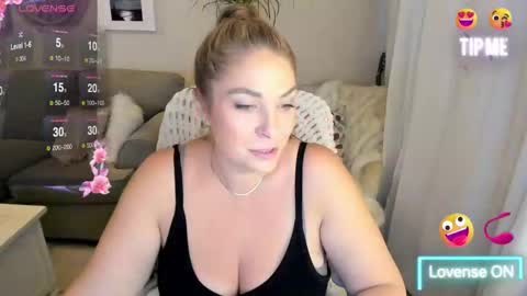Snapshot of kierareines chatting on October 7, 1:34 am Kiera Reines online show from October 7, 1:34 am